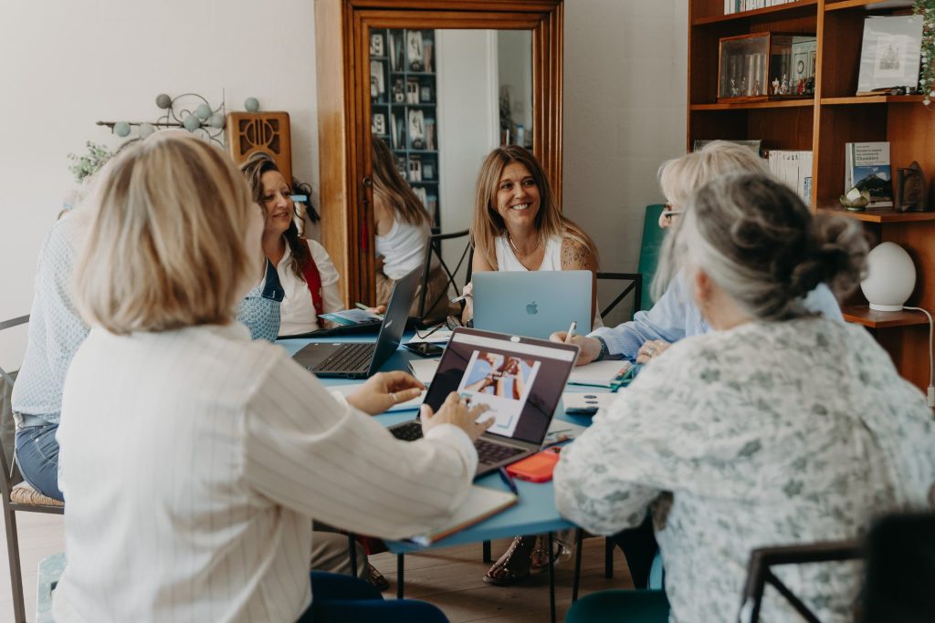 Photo d’un atelier collaboratif dans un parcours RH sur mesure, formation RH, conseil RH, ateliers RH, expertise RH, actualités RH, ressources enjeux humains travail, contact conseil RH, politique de confidentialité, mentions légales