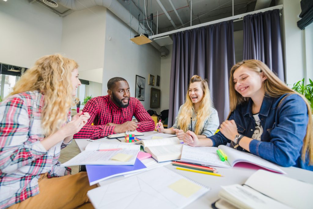 Groupe de professionnels échangeant autour d’une table lors d’une séance de conseil RH favorisant la réflexion collective et la recherche de solutions.